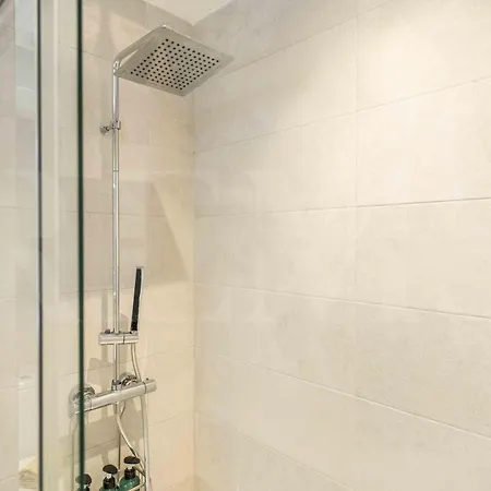 Spacious 3 Bedroom By Rems Apartment *